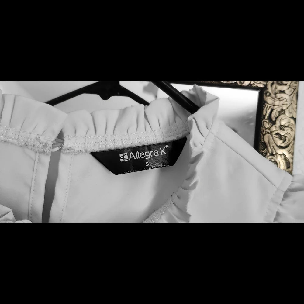 Sleeveless Blouse - Picture 7 of 8